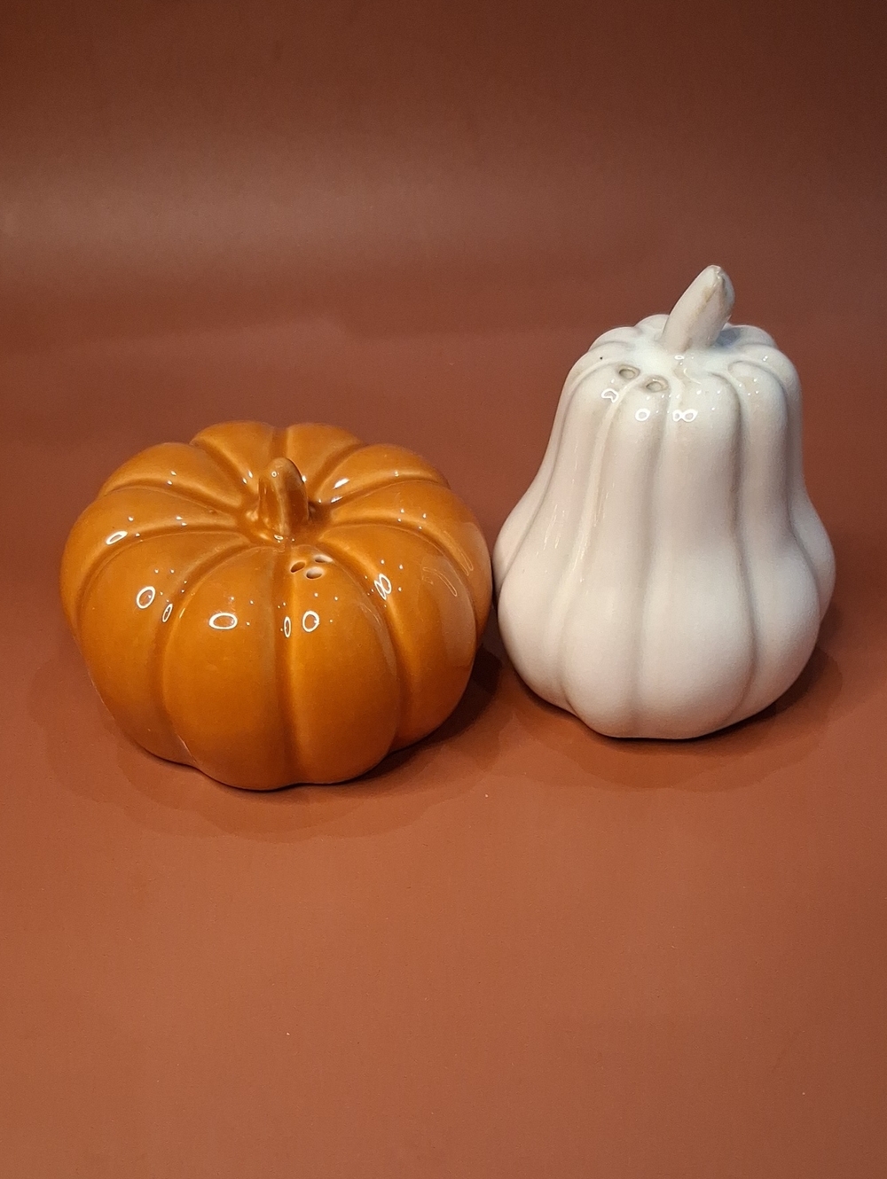 Fall/Thanksgiving / Autum Ceramic Pumpkin Salt & Pepper Shakers Set Full Size
